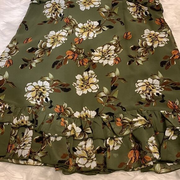 Size medium floral BoHo dress. Two rows of ruffles at the bottom and one - Picture 9 of 9